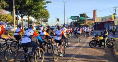 Secretaria Municipal de Engenharia de Trânsito de Goiânia orienta ciclistas sobre segurança no trânsito durante o feriado prolongado